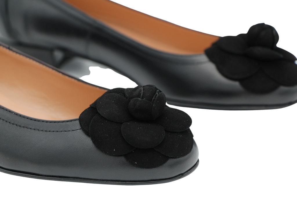 Fabucci-black--leather--ballet-pump-flower-detail