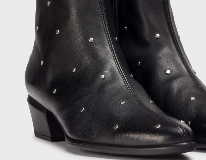WONDERS Black Leather Ankle Boot with Stud Detail D-2002